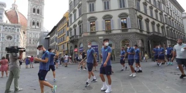 开云棋牌下载-武磊讲述佛罗伦萨行 热身赛纪念西班牙人老队长