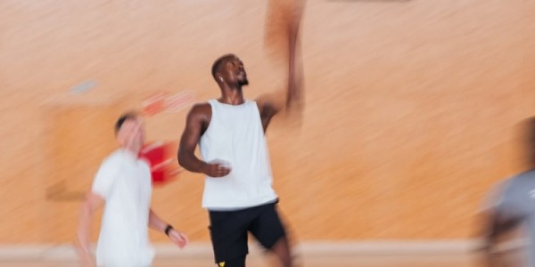 巴特勒社媒更新近期动态 一边度假一边训练两不耽误