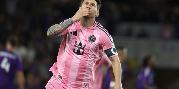 开云app官网-人未走，枷锁先至！萨拉赫的“暮色之路”会比梅西和C罗更难抉择