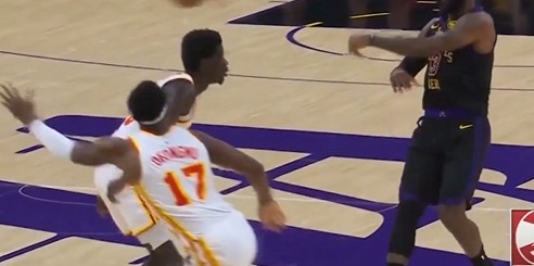 开云app官网-我勒个骚邦！詹姆斯左手重传直塞 范德彪转头就接到球轻松上篮