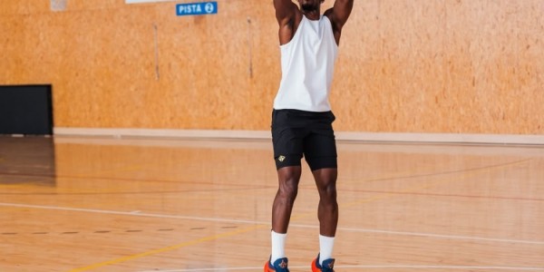 巴特勒社媒更新近期动态 一边度假一边训练两不耽误