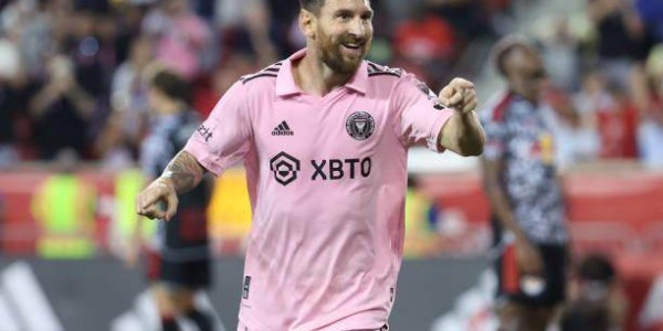 开云棋牌下载-打卡半小时解锁美职足首球，这样的梅西谁挡得住！