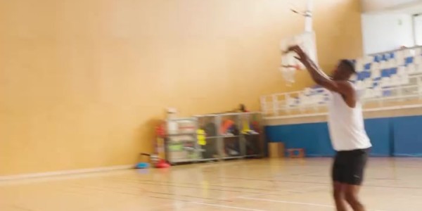 巴特勒社媒更新近期动态 一边度假一边训练两不耽误