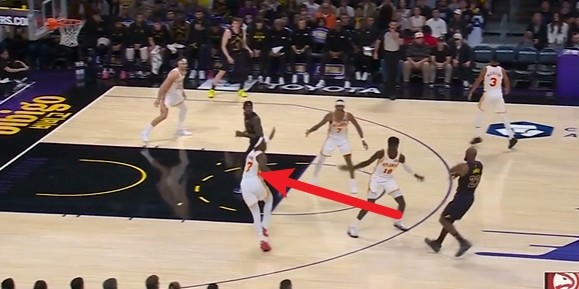 开云app官网-我勒个骚邦！詹姆斯左手重传直塞 范德彪转头就接到球轻松上篮